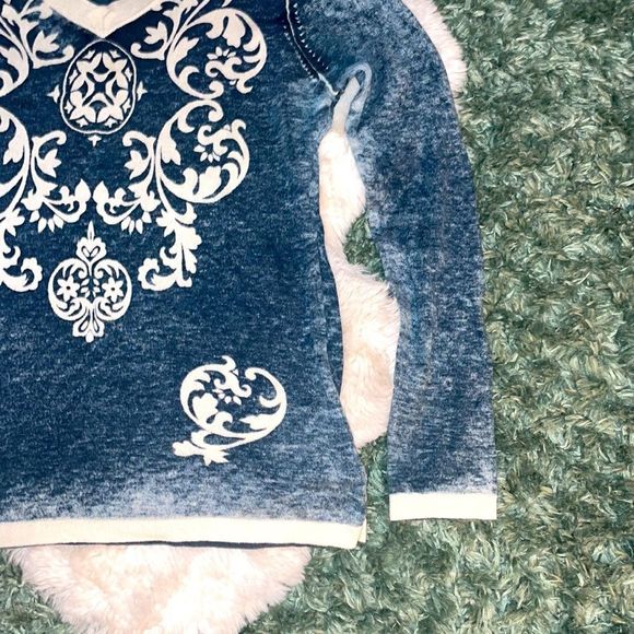 CAbi #261 Blue & Cream Damask V-Neck Long Sleeve Blouse Top Sz L - Picture 4 of 7